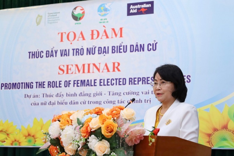 Hoang Thi Le Hang, Chief Representative of APHEDA, speaks at the seminar. (Photo: Kim Bao/daklak.gov.vn)