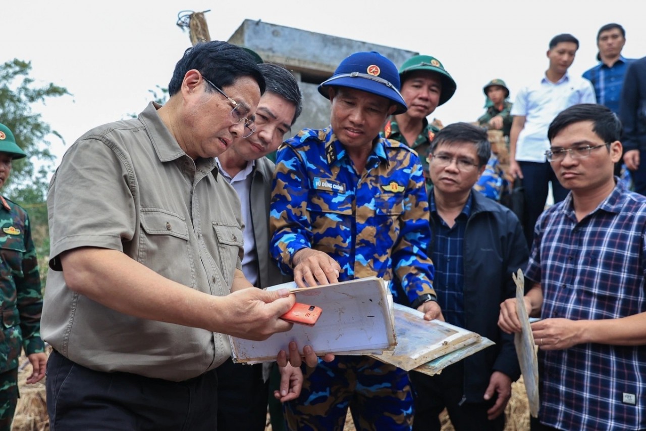Prime Minister Pham Minh Chinh inspects the flood epicenter in Hoa Thinh commune, Dak Lak province, November 29, 2025. (Photo: VGP)