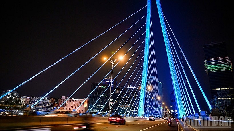 The dynamic, modern vibrancy of Ho Chi Minh City at night. (Photo: nhandan.vn)