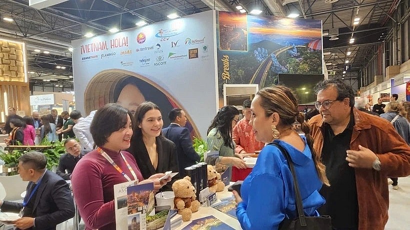 Visitors seek information on Vietnam’s tourist destinations at the 2026 FITUR International Tourism Fair. (Photo published by VNA) Visitors seek information on Vietnam’s tourist destinations at the 2026 FITUR International Tourism Fair. (Photo published by VNA)