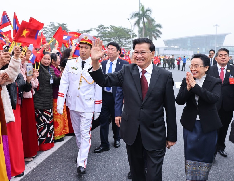 Top Lao Leader Arrives in Hanoi, Beginning State Visit to Vietnam