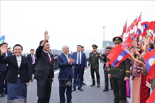 Politburo member, Standing Vice Chairman of the National Assembly Do Van Chien (centre) welcomes the Lao top leader and his spouse at the Noi Bai International Airport. (Photo: VNA)