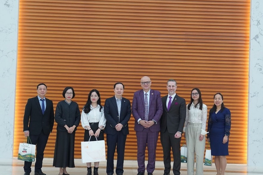 Dr. Aleksandar (Sasha) Bodiroza, UNFPA Regional Director for Asia and the Pacific ad interim (fifth from left) concludes visit to Vietnam on January 27. (Photo: UNFPA)