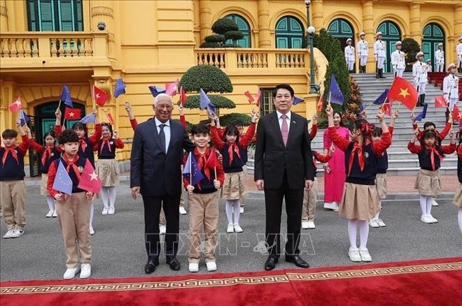 State President Luong Cuong (R) hosts an official welcome ceremony in Hanoi on January 29 morning for President of the European Council (EC) António Costa (Photo: VNA) State President Luong Cuong (R) hosts an official welcome ceremony in Hanoi on January 29 morning for President of the European Council (EC) António Costa (Photo: VNA)