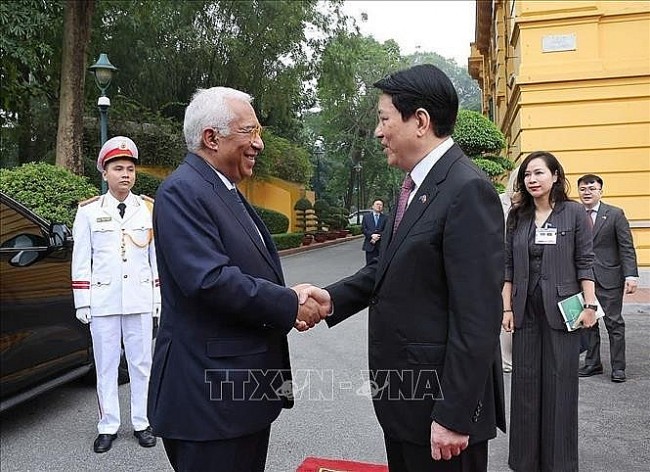 Vietnamese State President Chairs Official Welcome Ceremony for EC President