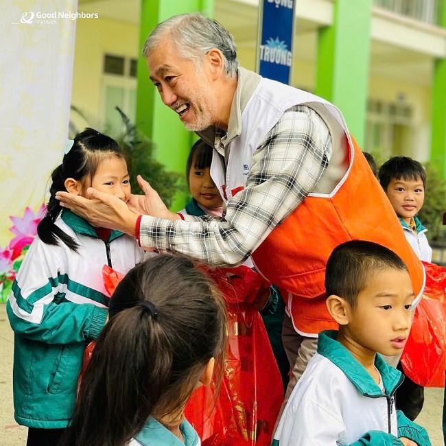 GNI Donates 388 Pairs of Shoes to Disadvantaged Students in Tuyen Quang