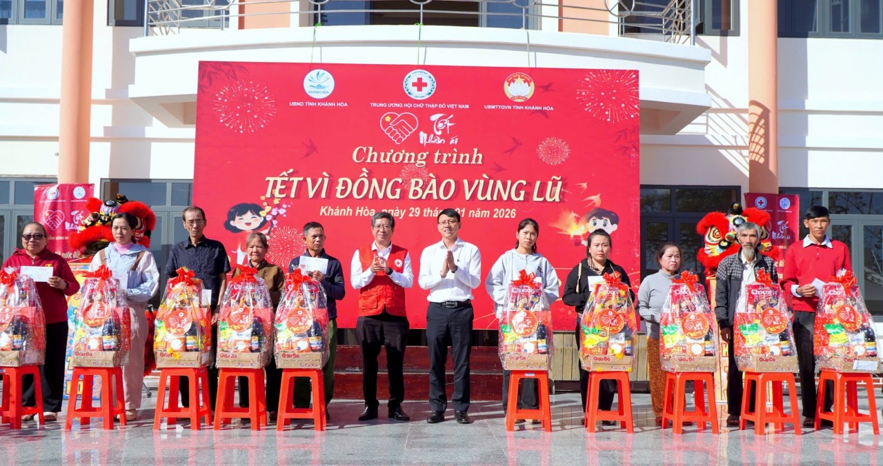 At the event, the Organizing Committee presented 1,000 Tet gift packages to disadvantaged residents in Khanh Hoa Province. (Photo: Vietnam Red Cross Society)