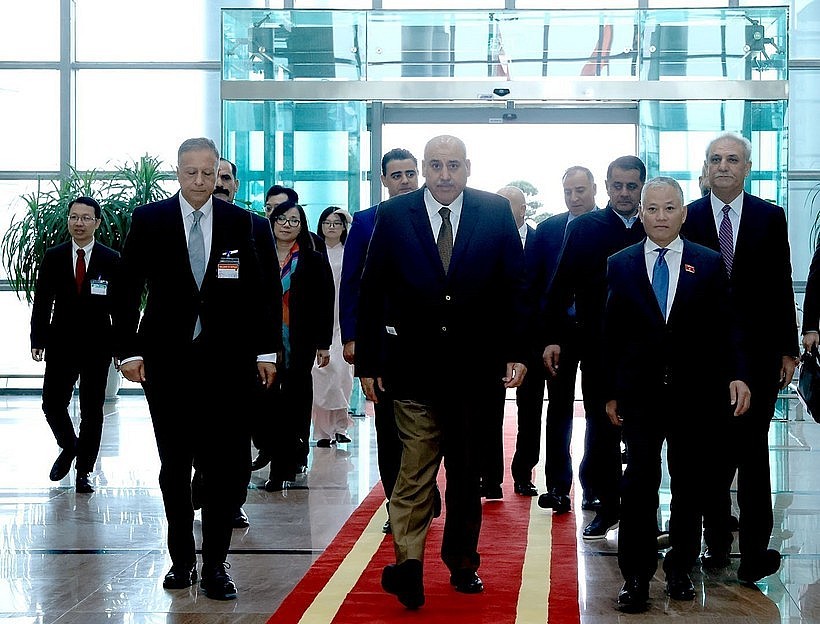  Speaker of the Jordanian House of Representatives Mazen Turki El Qadi (centre) arrives at Noi Bai International Airport in Hanoi on February 2 afternoon. (Photo: VNA)