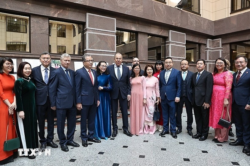 Members of the Vietnamese Embassy in Russia and Russian Foreign Minister Sergey Lavrov in a group photo (Photo: VNA)