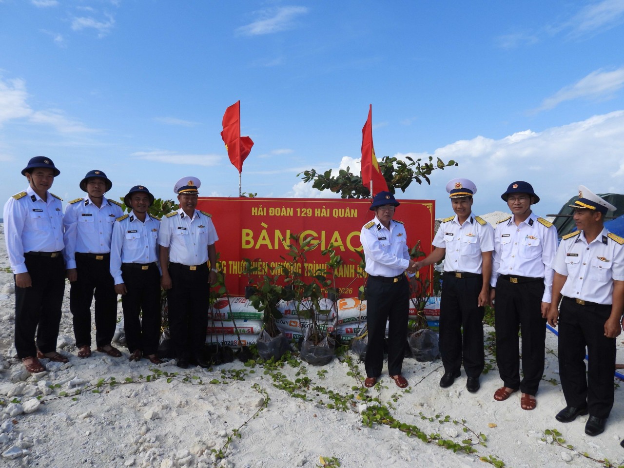 Navy Delegation Visits, Encourages and Gives Tet gifts in Truong Sa Special Zone