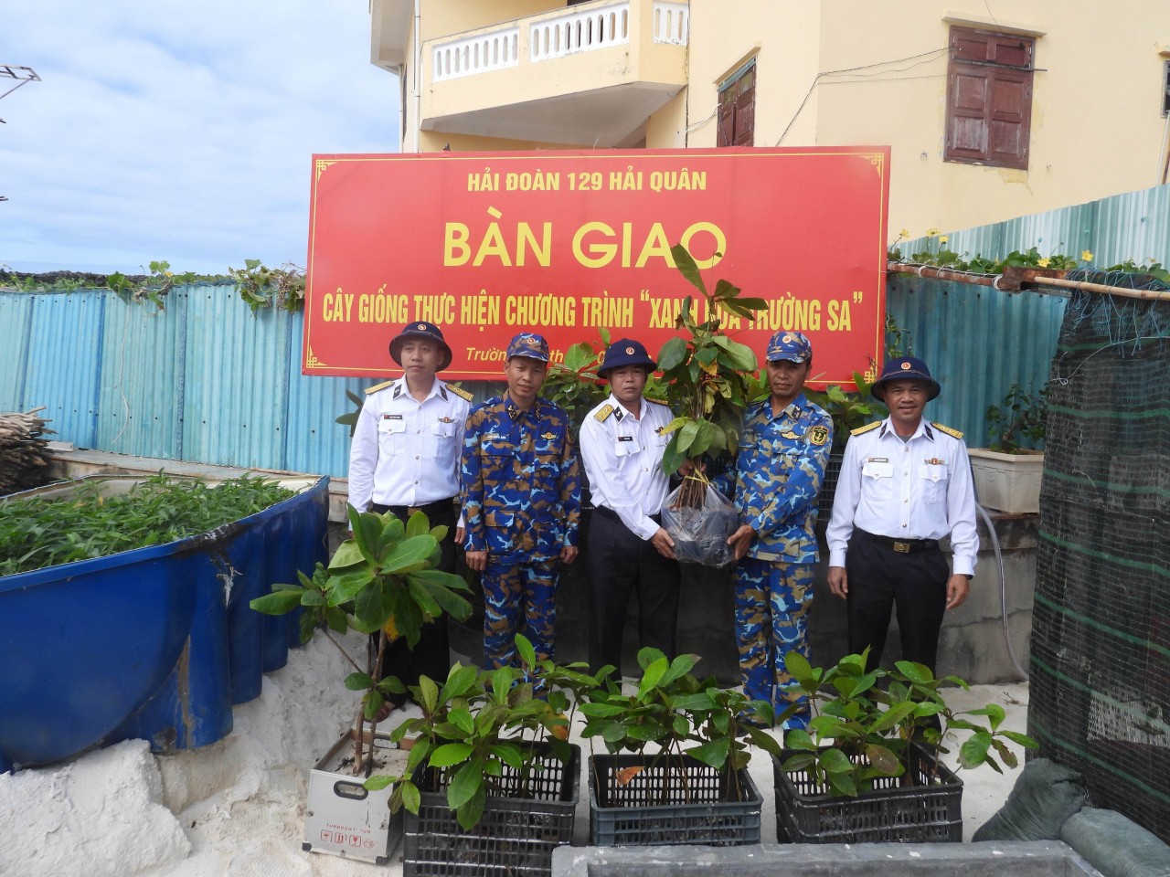 Handing over green trees to Nui Le Island. (Photo: Dinh Hoang)