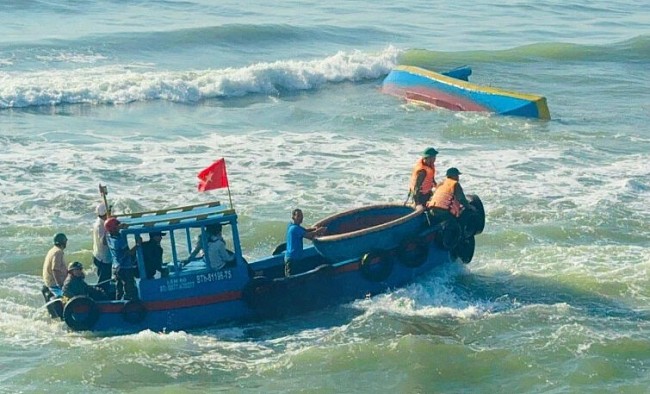 Fishing Vessel Sinks by Waves at La Gi Port; All 15 Crew Members Rescued Safely