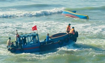 Fishing Vessel Sinks by Waves at La Gi Port; All 15 Crew Members Rescued Safely