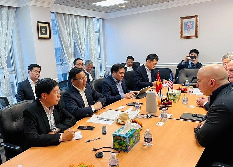 An overview of the meeting between Acting Minister of Industry and Trade Le Manh Hung and Chief Corporate Officer of GE Vernova Roger Romulus Martella. (Photo: VNA)