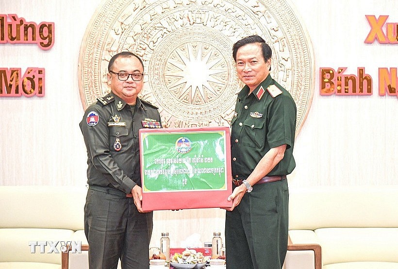 Cambodian Development Department of Cambodia's Ministry of National Defence presents Lunar New Year gifts to the armed forces of Military Region 9. (Photo: VNA)