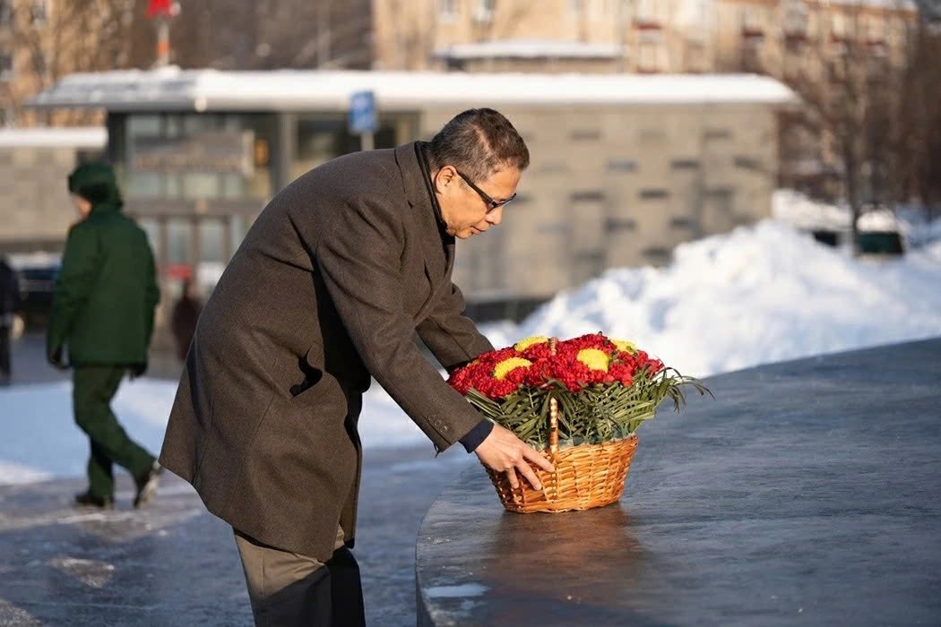 Laying Flowers in Commemoration of President Ho Chi Minh in Moscow