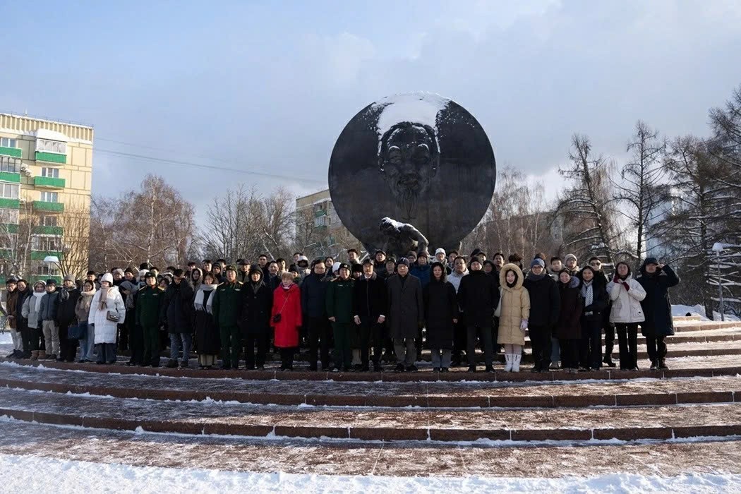 Laying Flowers in Commemoration of President Ho Chi Minh in Moscow