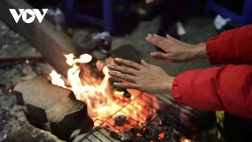 Meteorologists say the combination of strong cold air, high humidity and rainfall is the key factor making this cold spell particularly uncomfortable, as wet cold tends to lower perceived temperatures throughout the day