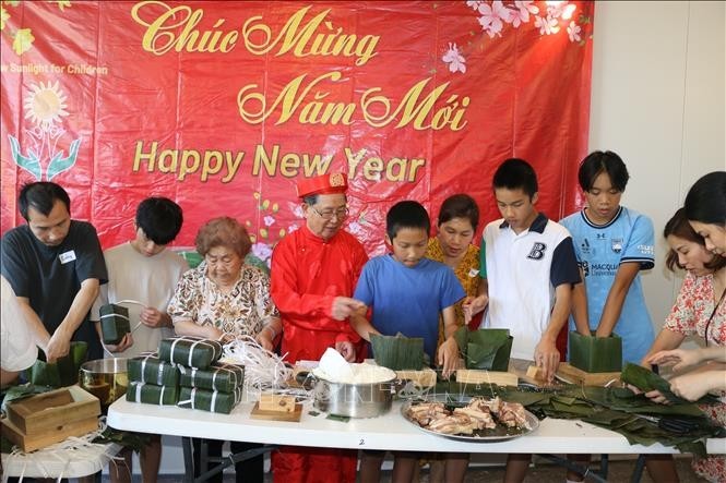 Vietnamese Community in Australia Wraps Banh Chung to Welcome Tet