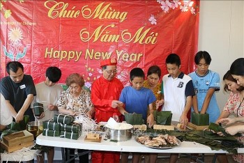 Vietnamese Community in Australia Wraps Banh Chung to Welcome Tet