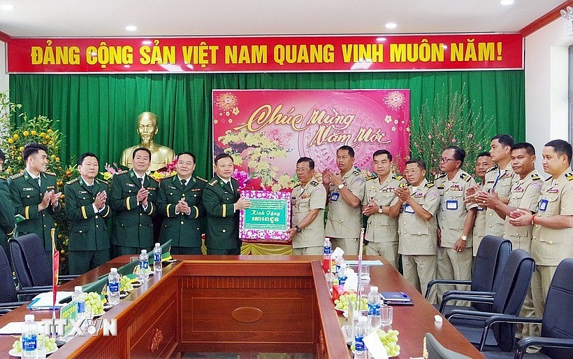 Mondulkiri's delegation presents Tet gifts to Lam Dong Border Guard Command. (Photo: VNA)