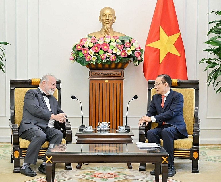 Vietnamese Foreign Minister Le Hoai Trung (R) receives Czech Ambassador Hynek Kmonicek (Photo: MOFA)