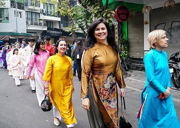 Foreign women in Vietnamese ao dai (long dresses) for a traditional attire parade in the Old Quarters of Ha Noi on the occasion of the 2025 Lunar New Year. Photo: VNA