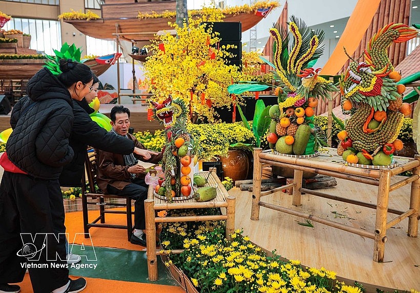 Many visitors explore artistic fruit creations crafted by artisan Nguyen Van Tuyen from Ho Chi Minh City. (Photo: VNA) Many visitors explore artistic fruit creations crafted by artisan Nguyen Van Tuyen from Ho Chi Minh City. (Photo: VNA)