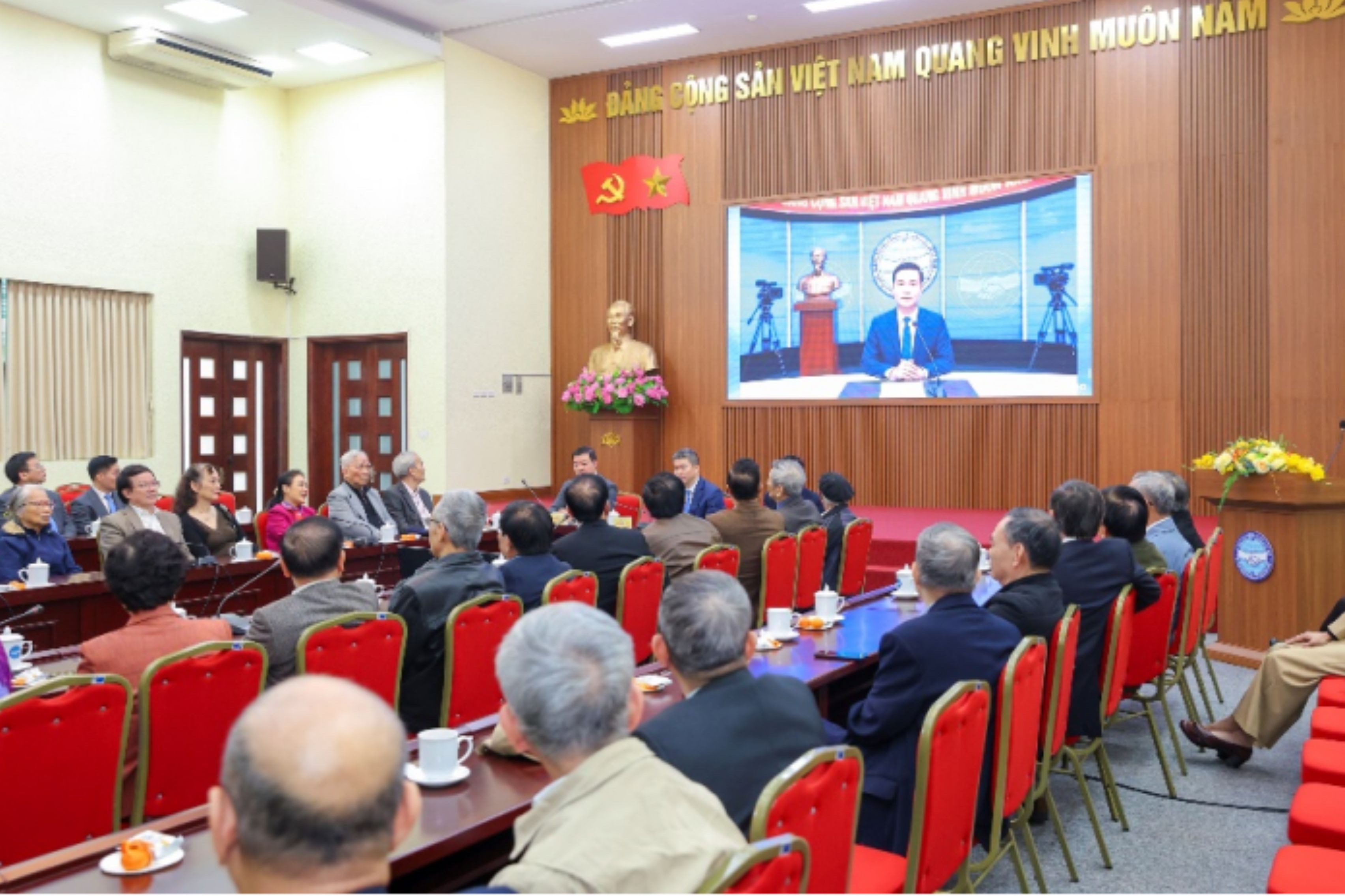 People-to-People Diplomacy: Change to Reach Further People-to-People Diplomacy: Change to Reach Further