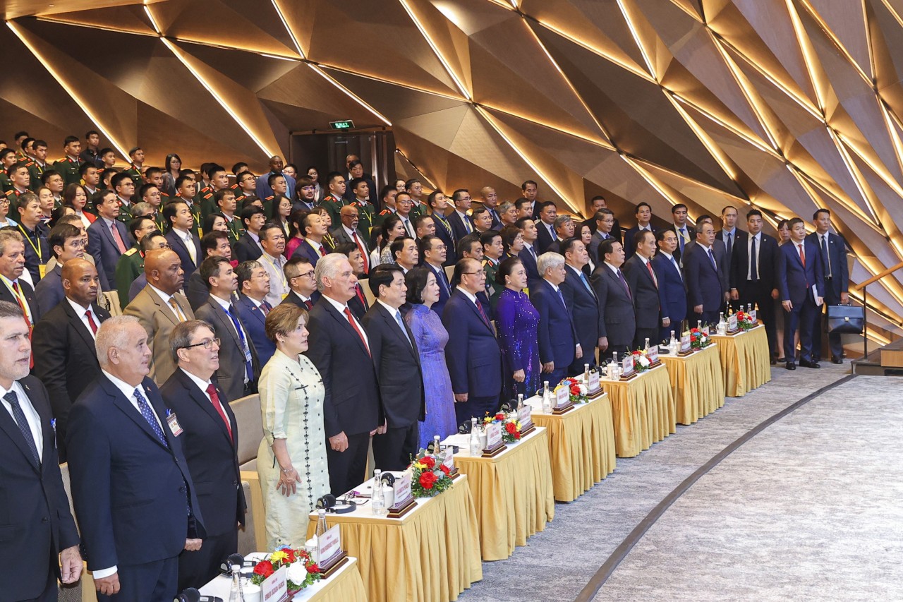 President Luong Cuong and his spouse, First Secretary of the Central Committee of the Communist Party of Cuba and President of the Republic of Cuba Miguel Díaz-Canel Bermúdez and his spouse, together with delegates, attended the ceremony marking the 65th anniversary of the establishment of diplomatic relations between Viet Nam and Cuba, September 1, 2025, in Ha Noi. (Photo: Dinh Hoa) President Luong Cuong and his spouse, First Secretary of the Central Committee of the Communist Party of Cuba and President of the Republic of Cuba Miguel Díaz-Canel Bermúdez and his spouse, together with delegates, attended the ceremony marking the 65th anniversary of the establishment of diplomatic relations between Viet Nam and Cuba, September 1, 2025, in Ha Noi. (Photo: Dinh Hoa)