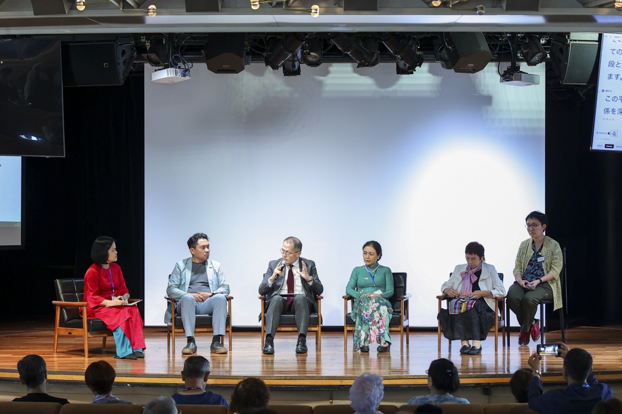 Guests participating in the cultural exchange program “Continuing the Story of Peace.” (Photo: Dinh Hoa) Guests participating in the cultural exchange program “Continuing the Story of Peace.” (Photo: Dinh Hoa)