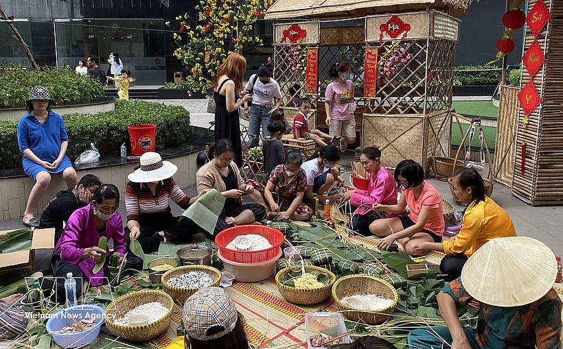 Residents of An Phu apartment complex in Thu Duc, Ho Chi Minh City gather to wrap banh chung in preparation for the Lunar New Year. (Photo: VNA) Residents of An Phu apartment complex in Thu Duc, Ho Chi Minh City gather to wrap banh chung in preparation for the Lunar New Year. (Photo: VNA)