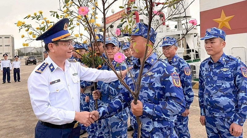 Colonel Le Huy, Political Commissar of Coast Guard Region 2, encourages officers and soldiers before they begin their Tet duty at sea. Colonel Le Huy, Political Commissar of Coast Guard Region 2, encourages officers and soldiers before they begin their Tet duty at sea.