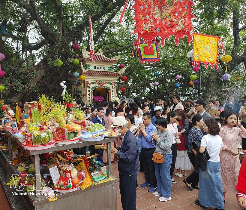 Phu Tay Ho draws large crowds on the morning of the first day of the Lunar New Year. (Photo: VNA)