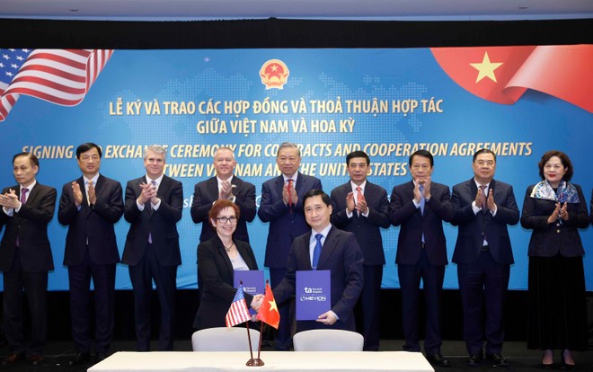 Party General Secretary To Lam witnesses the exchange of the contract for the purchase of the Mevion S250-FIT proton cancer radiotherapy system between Tam Anh General Hospital and Mevion Medical Systems. Photo: VNA