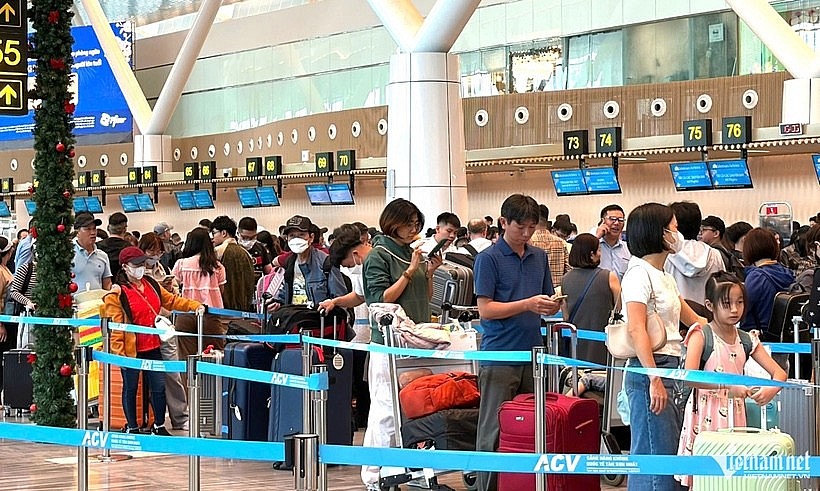 Passengers pack Tan Son Nhat Airport. (Source: vietnamnet.vn)