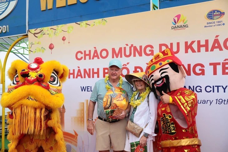 Visitors are welcomed upon disembarking from the ship. (Photo: Tuoi Tre Newspaper) Visitors are welcomed upon disembarking from the ship. (Photo: Tuoi Tre Newspaper)