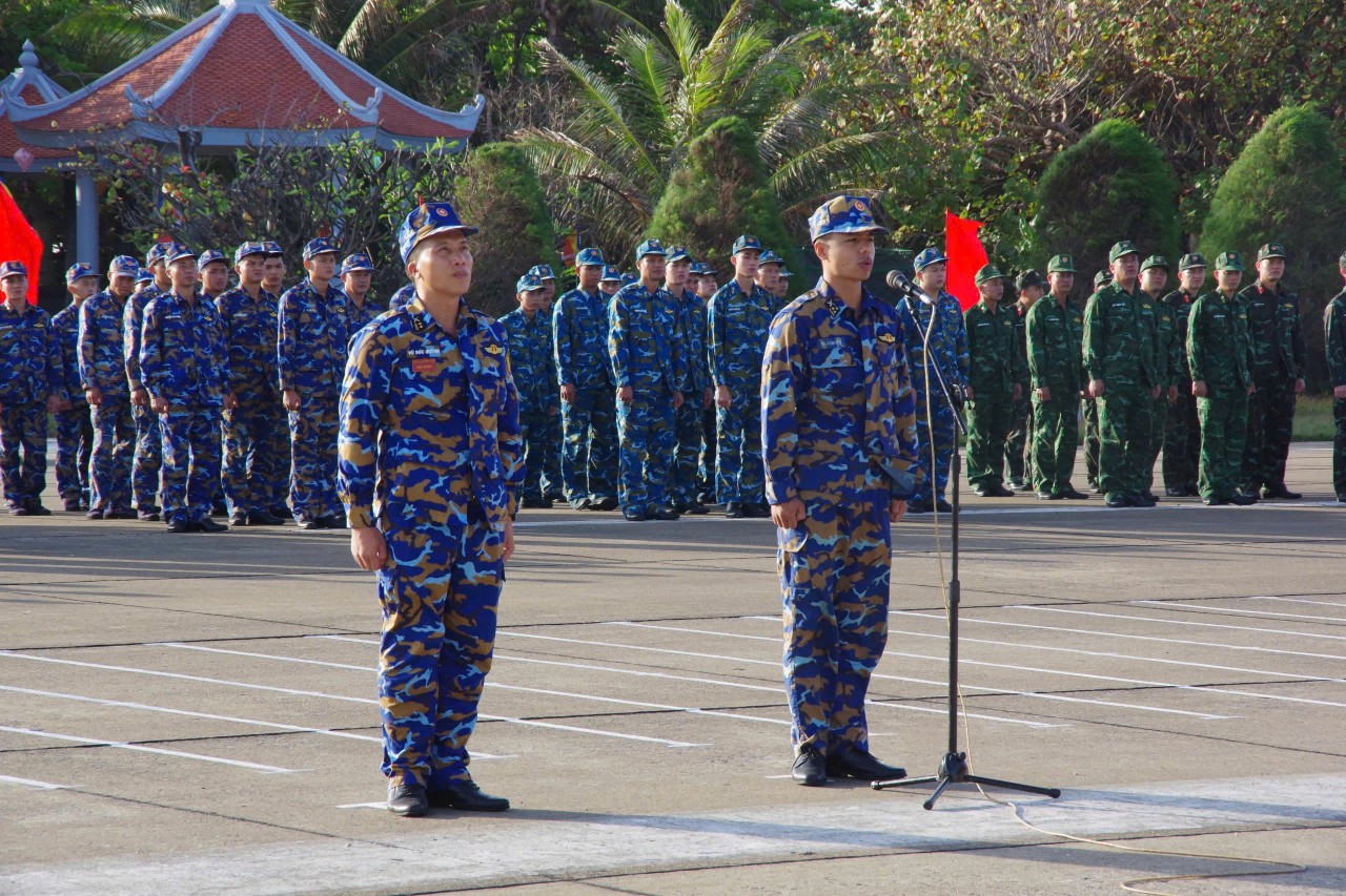 New Year flag-raising ceremony on Trường Sa Island. (Photo: Đoàn Trưởng) New Year flag-raising ceremony on Trường Sa Island. (Photo: Đoàn Trưởng)