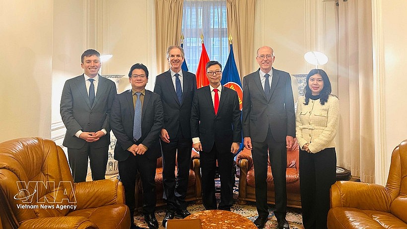 Vietnamese Ambassador to France Trinh Duc Hai (third from right) poses for a photo with leaders of MEDEF International, including Benoit Clocheret (third from left), Vice President of MEDEF International, Chairman of the France–Vietnam Business Council, and Executive Chairman of Artelia Group. (Photo: VNA) Vietnamese Ambassador to France Trinh Duc Hai (third from right) poses for a photo with leaders of MEDEF International, including Benoit Clocheret (third from left), Vice President of MEDEF International, Chairman of the France–Vietnam Business Council, and Executive Chairman of Artelia Group. (Photo: VNA)