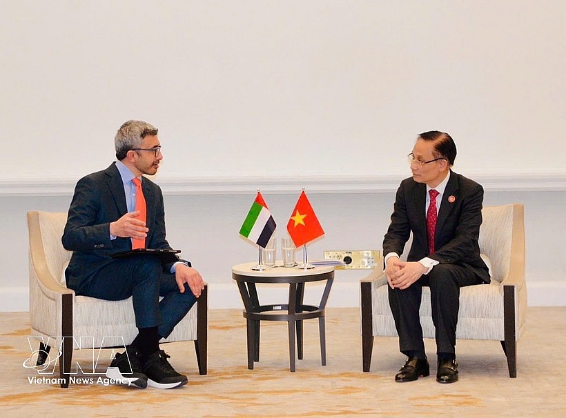 Foreign Minister Le Hoai Trung meets with UAE Deputy Prime Minister and Minister of Foreign Affairs Abdullah bin Zayed Al Nahyan. (Photo published by VNA) Foreign Minister Le Hoai Trung meets with UAE Deputy Prime Minister and Minister of Foreign Affairs Abdullah bin Zayed Al Nahyan. (Photo published by VNA)