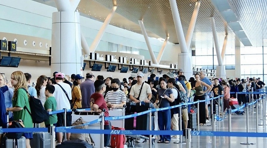 Tan Son Nhat International Airport is expected to handle nearly 170,000 passengers on the 5th day of Tet, marking one of the busiest travel days of the Lunar New Year holiday. Tan Son Nhat International Airport is expected to handle nearly 170,000 passengers on the 5th day of Tet, marking one of the busiest travel days of the Lunar New Year holiday.