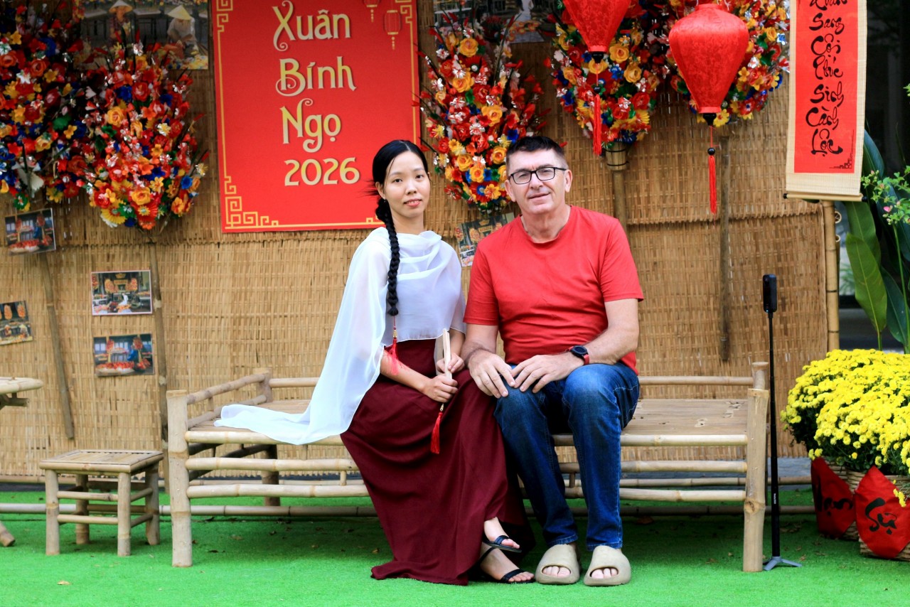 Author Ray Kuschert and his wife pose for a photo during the Year of the Horse Tết 2026. (Photo: Tuoi Tre Newspaper) Author Ray Kuschert and his wife pose for a photo during the Year of the Horse Tết 2026. (Photo: Tuoi Tre Newspaper)