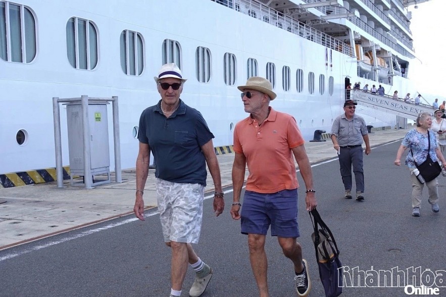 After docking, Seven Seas Explorer passengers board buses to begin their journey exploring Nha Trang – Khanh Hoa (Photo: baokhanhhoa.vn)