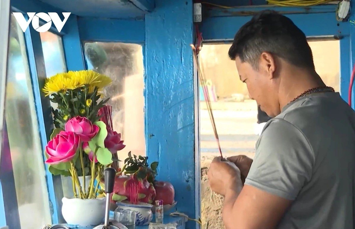Fishermen Eagerly Set Sail at the Beginning of Spring