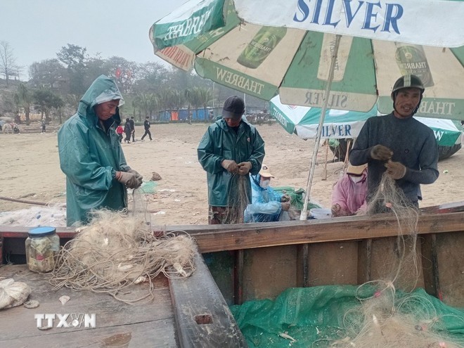 Fishermen Eagerly Set Sail at the Beginning of Spring Fishermen Eagerly Set Sail at the Beginning of Spring