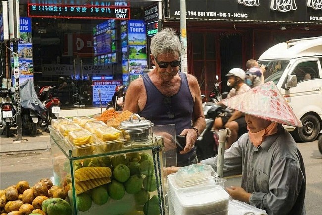 Foreigners Satisfied with Cost of Living in Vietnam