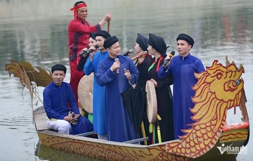 Quan ho male and female singers perform traditional love duets at the Lim Festival.