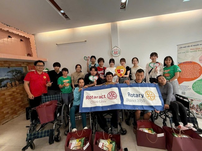 FAVIJA and Japanese Students Donate Wheelchairs to Persons with Disabilities in Vietnam