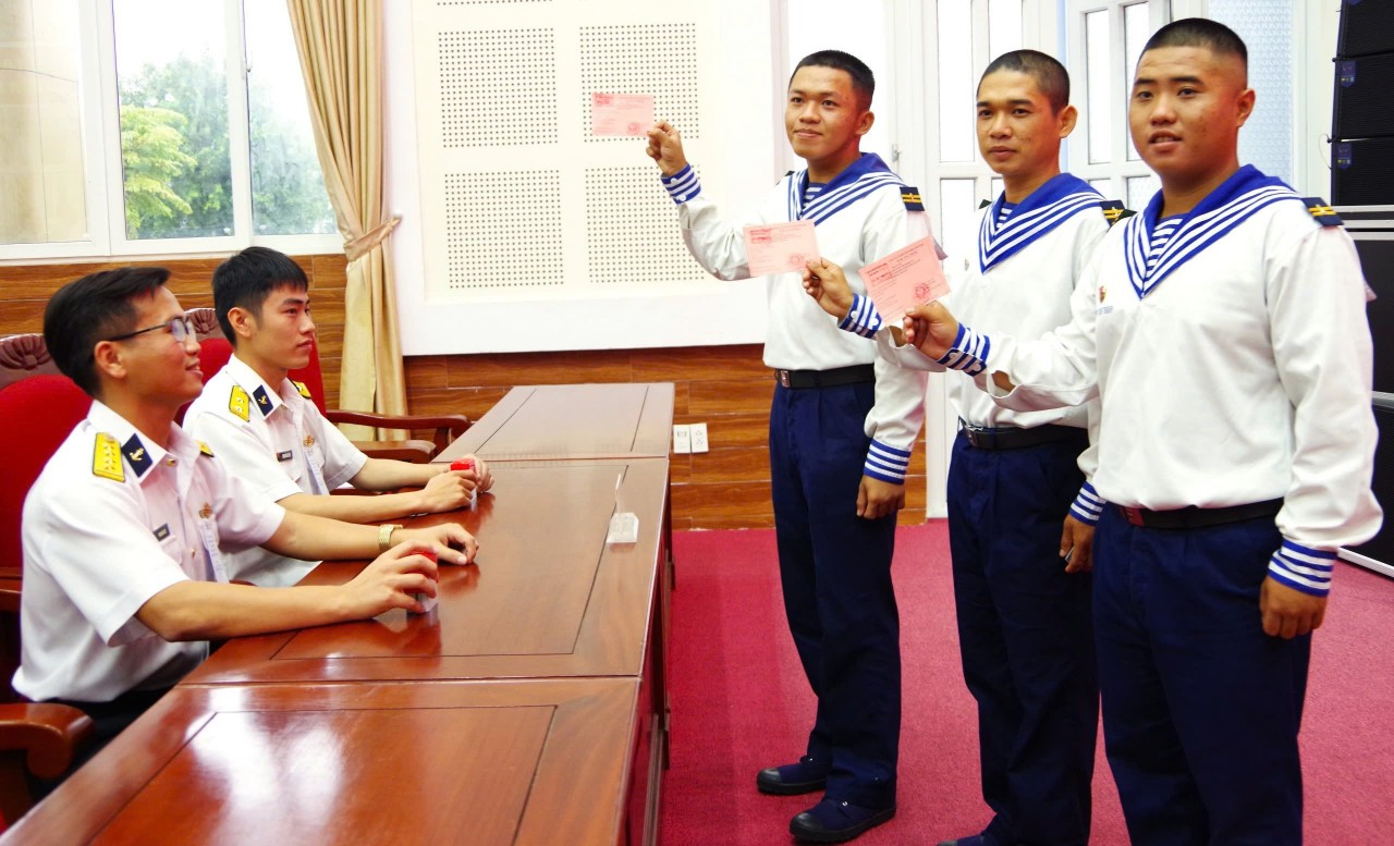 The early voting took place in a democratic and objective atmosphere. (Photo: Naval Region 2) The early voting took place in a democratic and objective atmosphere. (Photo: Naval Region 2)