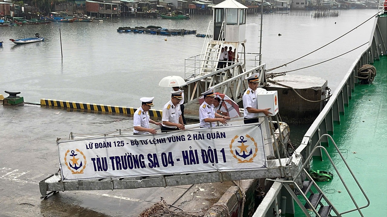The ships Truong Sa 04 and Truong Sa 21 carried with them bright red ballot boxes, along with the trust and expectations of the mainland reaching out toward the open sea. (Photo: Naval Region 2) The ships Truong Sa 04 and Truong Sa 21 carried with them bright red ballot boxes, along with the trust and expectations of the mainland reaching out toward the open sea. (Photo: Naval Region 2)